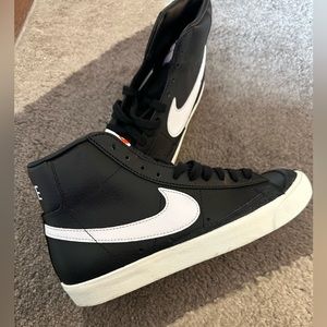 NIKE - black/white Nike Blazer Mid ‘77 VNTG - men’s size 6, women’s size 7.5
